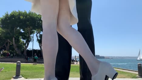 Die-„Kissing-Statue“-Ist-Eine-25-Fuß-Hohe-Installation,-Die-Ein-Berühmtes-Foto-Zwischen-Einem-Matrosen-Und-Einer-Krankenschwester-Nachbildet,-Die-Sich-Auf-Dem-Times-Square-Küssen,-Um-Das-Ende-Des-Zweiten-Weltkriegs-Zu-Feiern