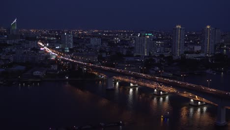Enorme-Puente-Sobre-El-Río-Chao-Phraya-En-La-Ciudad-De-Bangkok-Por-La-Noche,-Tailandia