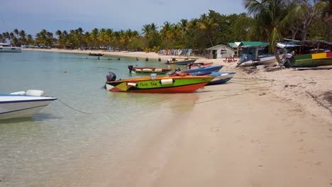 Schnellboote-Ankerten-Am-Berühmtesten-Strand-Der-Grenadinen,-Mayreau