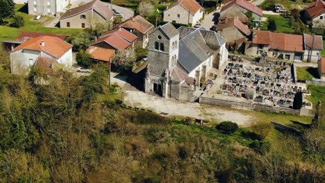 Drohnenaufnahme-Der-Kapelle-Und-Des-Friedhofs