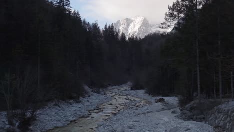 Atemberaubende-Gefrorene-Wasserfall-Eiszapfen-Auf-Einer-Felsigen-Bergklippe-An-Einem-Wintertag