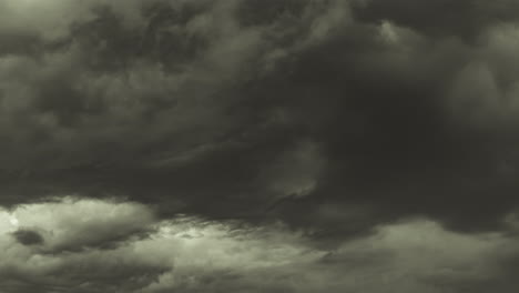 4k-Zeitraffer-Dramatischer-Abendlicher-Gewitterwolken