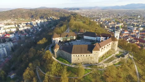 Punto-De-Vista-De-Drones-Castillo-De-Ljubljana,-Uno-De-Los-Lugares-Más-Importantes-De-La-Ciudad,-Eslovenia