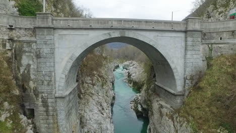 Volando-Bajo-El-Puente-Sobre-El-Río-Soca.-Eslovenia