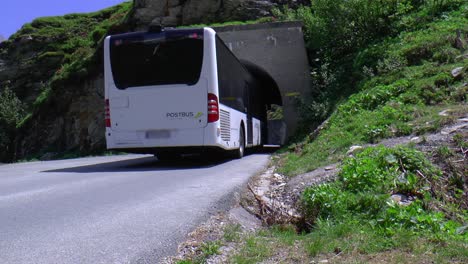 Der-Bus-Fährt-Mit-Hoher-Geschwindigkeit-Durch-Einen-Engen-Tunnel