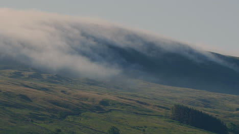 Clouds-being-blown-over-Mallerstang-Edge-in-the-Westmorelanddales-by-a-strong-east-wind