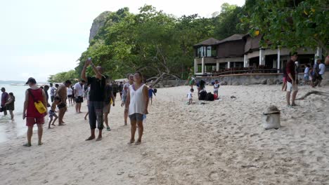 Los-Viajeros-Viajan-A-La-Isla-En-Barco-Para-Ver-La-Belleza-Y-Tomar-El-Sol-Frente-A-La-Playa,-Con-Una-Playa-Larga,-Apta-Para-Nadar-En-Krabi-En-Tailandia