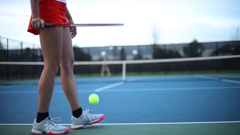 Eine-Frau,-Die-Tennis-Spielt-Und-Den-Ball-Hüpfen-Lässt,-Bereitet-Sich-Auf-Den-Aufschlag-Vor