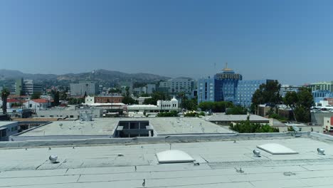 4K-Drohnenschwenkaufnahme-Eines-Gebäudes-Zum-Gebäude-Und-Campus-Der-Scientology-Kirche-Am-Sunset-Blvd-In-Los-Angeles,-Kalifornien