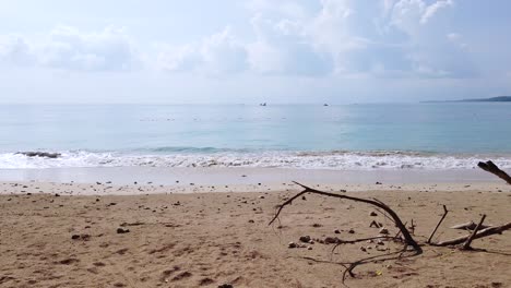 Landschaftsansicht-Des-Weißen-Meeressandstrandes-Im-Sommer-Tagsüber-Mit-Einigen-Wellen-Und-Wind-In-Phuket,-Thailand---In-Slowmotion-4k-Uhd-Video