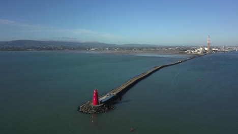 Wunderschöne-Luftaufnahmen-Des-Leuchtturms-Poolbeg-Am-Eingang-Zur-Bucht-Von-Dublin