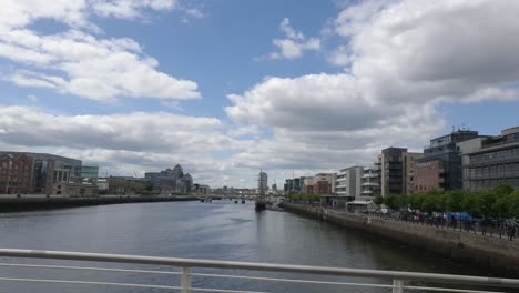 Dublin-Schwenkaufnahme-über-Einer-Brücke-Im-Herzen-Der-Docklands-Von-Dublin