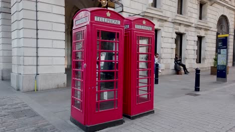 Zwei-Rote-Telefonzellen,-Die-Ein-Symbol-Großbritanniens-Sind-Und-Zu-Einer-Touristenattraktion-Geworden-Sind,-London,-Großbritannien