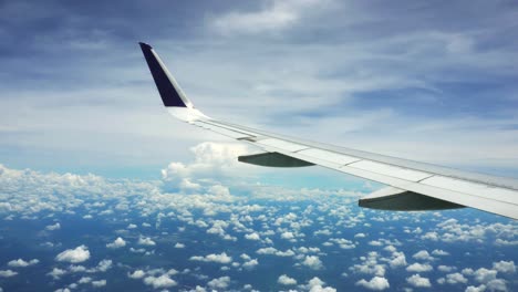 Schöne-Aussicht-Auf-Den-Bewölkten-Blauen-Himmel-Aus-Den-Flugzeugfenstern