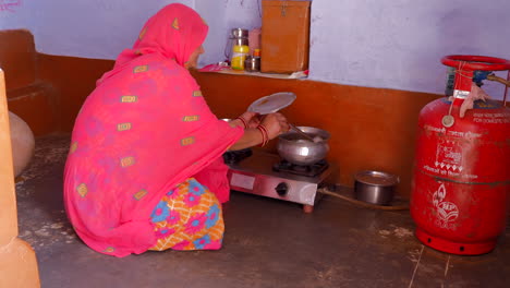 Eine-Frau-Aus-Einer-Rajput-Gemeinde,-Die-In-Der-Festung-Jaisalmer,-Jaisalmer,-Rajasthan,-Indien,-Lebt,-Wird-Gesehen,-Wie-Sie-Essen-Für-Ihre-Familie-Kocht