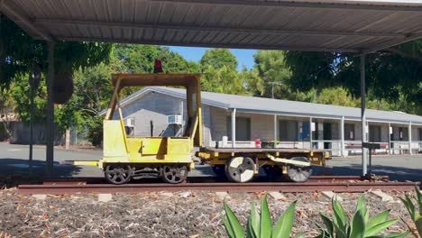 Rostige-Alte-Gelbe-Schienenfahrzeuge-Liegen-Verlassen-In-Einem-Bahnhof---Queensland-Rail