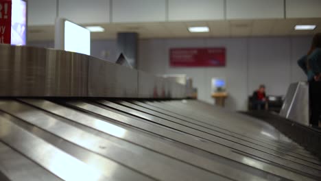 Förderband-Rotiert-Im-Gepäckausgabebereich-Des-Internationalen-Flughafens-Salt-Lake-City