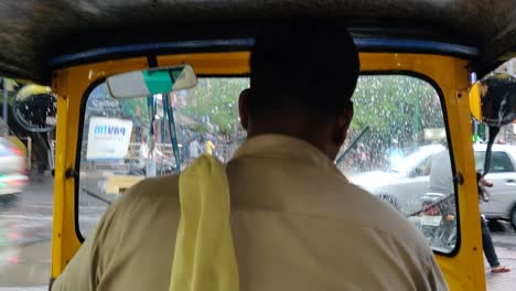 Un-Conductor-De-Auto-rickshaw-Conduce-Por-Las-Calles-De-Nueva-Delhi-Por-La-Noche