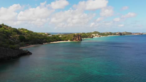 Península-Caribeña-Con-Vistas-épicas-A-La-Playa-Y-Un-Increíble-Paisaje-Nuboso-De-Fondo