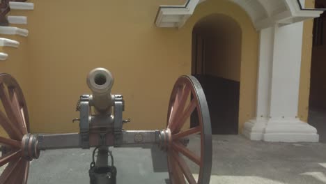 Cannon-standing-in-the-door-of-a-fort