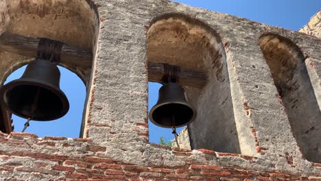 Die-älteste-Tradition-Der-Mission-San-Juan-Capistrano-Ist-Das-Läuten-Der-Historischen-Glocken