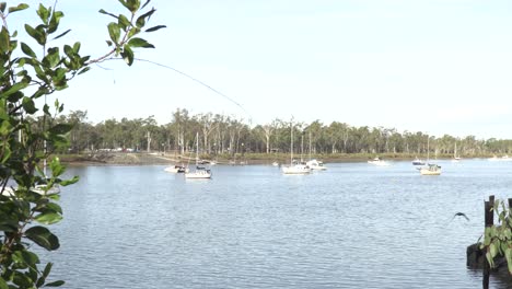 Boats-floating-in-the-Fitzroy-River,-Rockhampton