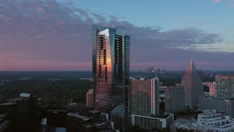 Wunderschöne-Spiegelung-Des-Sonnenaufgangs-Auf-Einem-Hochhaus-In-Lenox-In-Atlanta,-Georgia