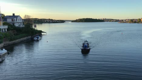 Ein-Schnellboot-Der-Schwedischen-Küstenwache-Mit-Den-Offizieren,-Die-Auf-Den-Meeren-Von-Karlskrona-In-Schweden-Patrouillieren