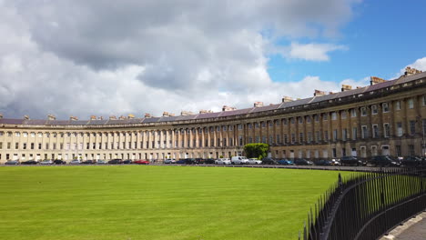Right-to-Left-Pan-Shot-of-The-Royal-Crescent-in-Bath,-Somerset-on-a-Sunny-Summerâ€™s-Day-with-Blue-Sky-and-White-Clouds