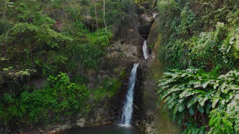 Luftaufnahmen-Der-Quelle-Eines-Wasserfalls,-Der-Aus-Dem-Inneren-Des-Berges-Auf-Der-Karibikinsel-Grenada-Kommt