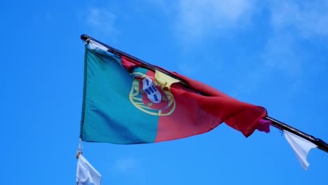Bandera-Portuguesa-En-Movimiento-Con-Grandes-Colores
