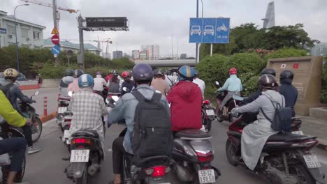 4k-60fps-Pov-Stabilisierte-Aufnahme-Das-Fahren-Auf-Einem-Motorroller-In-Ho-Chi-Minh-Stadt-Vietnam-Während-Der-Morgendlichen-Hauptverkehrszeit-Ist-Ein-Echtes-Erlebnis