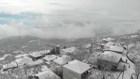 Pueblo-Tradicional-De-Montaña-En-Invierno,-Grecia