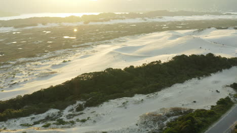 Sanddünen-Sonnenuntergang-Drohnenansicht-Am-Strand-Von-Joaquina,-Stadt-Florianopolis,-Santa-Catarina,-Brasilien