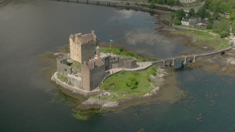 Eine-Luftaufnahme-Von-Eilean-Donan-Castle-An-Einem-Sonnigen-Tag