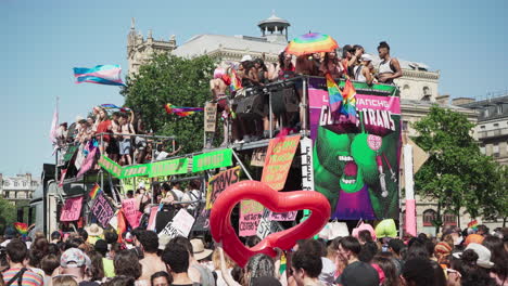 Menschen-Feiern-Auf-Dem-Dach-Und-Im-Inneren-Eines-Farbenfroh-Geschmückten-Fahrzeugs,-Das-Beim-Gay-Pride-Marsch-In-Paris,-Frankreich,-Durch-Die-Menschen-Fährt