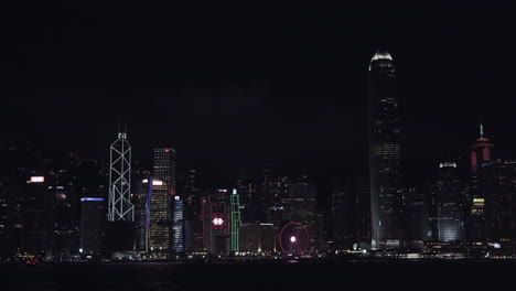Vista-Nocturna-De-La-Ciudad-De-Hong-Kong-Con-Edificios-Altos-Desde-El-Ferry-Estrella