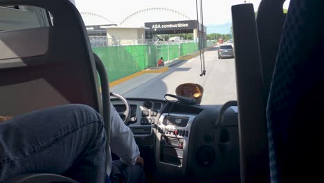 Ein-Bus,-Der-Auf-Den-Straßen-Von-Cancun-Fährt