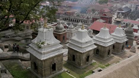 Kamerafahrt-Der-Architektur-Des-Pashupatinath-Tempels-Mit-Offenen-Einäscherungszeremonien-Im-Hintergrund,-Kathmandu,-Nepal