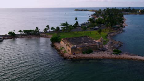 Dröhnen-Um-Die-Festung-San-Juan-De-La-Cruz-In-Puerto-Rico