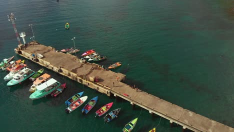 Erstaunliche-Luftaufnahmen-Von-Booten,-Die-Frischen-Fisch-Vom-Steg-Auf-Diesem-Karibischen-Fischmarkt-Auf-Der-Gewürzinsel-Grenada-Verkaufen