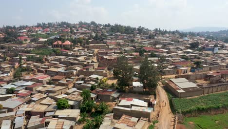 Toma-Aérea-De-Casas-En-El-Vecindario-En-Las-Afueras-De-Kigali,-Ruanda