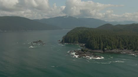 Hermosa-Vista-Aérea-Del-Paisaje-De-La-Rocosa-Costa-Del-Océano-Pacífico-En-El-Sur-De-La-Isla-De-Vancouver-Durante-Un-Día-Soleado-De-Verano