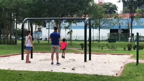 Eltern-Mit-Ihren-Kindern-Auf-Einem-Spielplatz,-Singapur,-12.-Juni-19