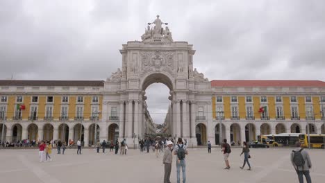 Straight-on-shot-of-Commerical-Square-in-Lisbon,-Portugal-on-overcast-day,-wideS