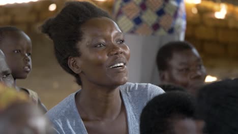 Un-Primer-Plano-De-Una-Mujer-Africana-Que-Se-Ríe-En-Un-Centro-Comunitario-En-Uganda