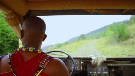 Maasai-Conduciendo-En-El-Parque-Nacional-Maasai-Mara