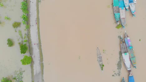 4K-Luftaufnahme-Von-Oben-Nach-Unten-Von-Kamala-Bari-Auf-Der-Majuli-Flussinsel,-überflutet-Von-Den-Überschwemmungen-Des-Brahmaputra-Monsuns