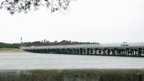 Fahrzeuge-überqueren-Die-Barwon-Heads-Bridge,-Victoria,-Australien