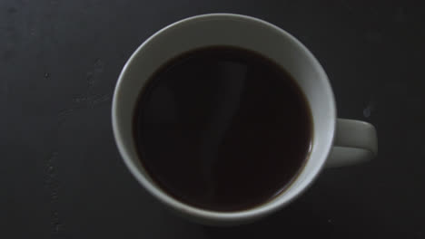 Eine-Frische-Tasse-Dunkel-Gerösteten-Kaffee,-Der-Morgens-Gebrüht-Wird